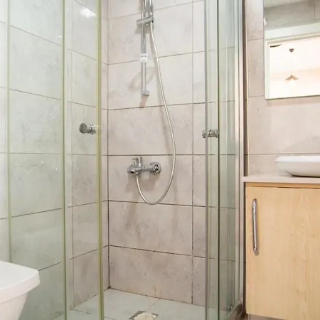 Charming Flat Near Sea With Shared Pool In アパート