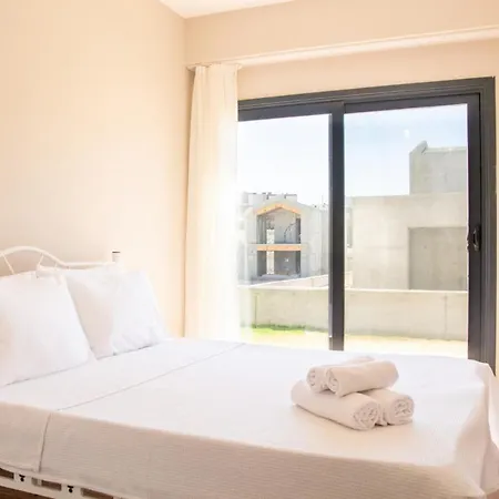 Charming Flat Near Sea With Shared Pool In