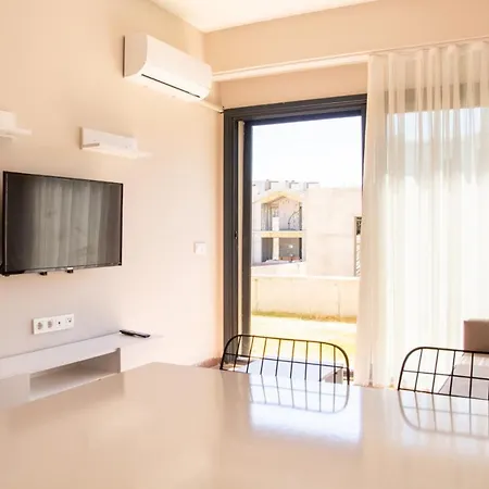 アパート Charming Flat Near Sea With Shared Pool In