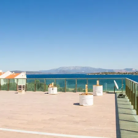 דירה Charming Flat Near Sea With Shared Pool In *